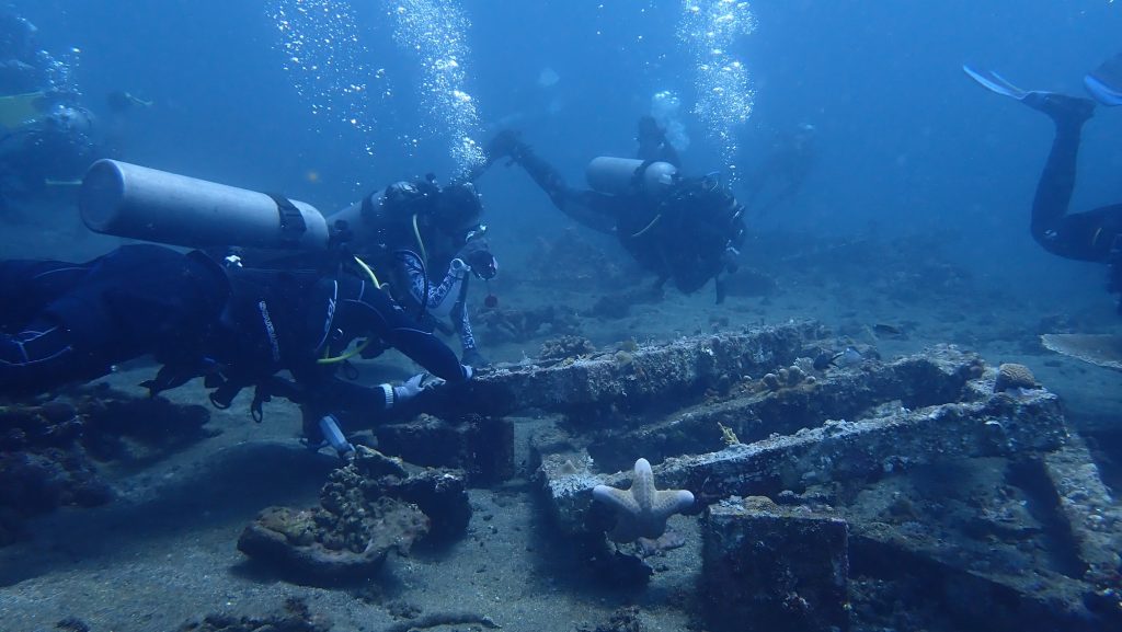 P7297456 STARR participants cleaning the coral structure and planting new coral fragments Les Village east entry point PHOTO Low Liong Leong—LOW