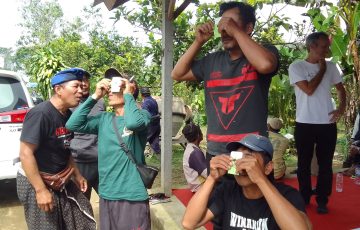 Farmers at Kintamani exploring the low cost Foldscope microscopic lens—IMG 20250722 120446 1