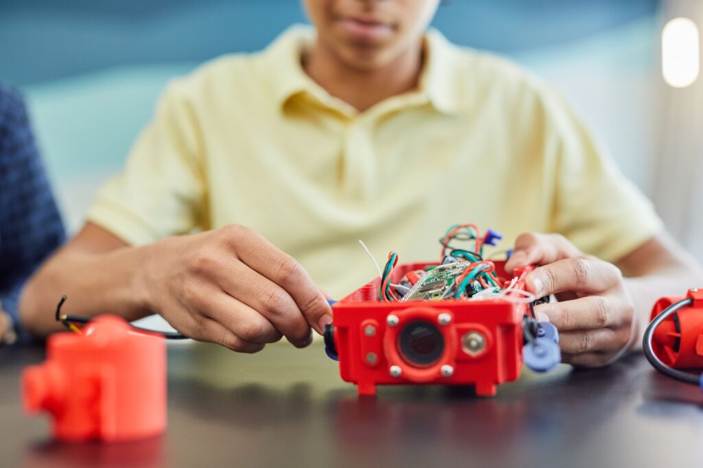 makerspace–Pexels 7869045–vanessa loring LOW